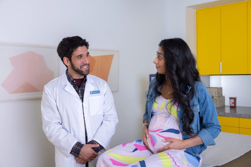 10_CBR_OBGYN-OFFICE_PREGNANT-PATIENT-CLINICIAN-COMPUTER_01343